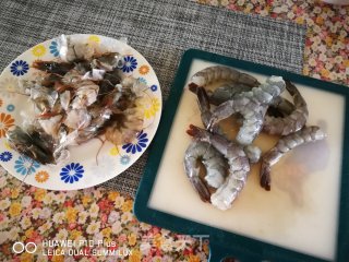 菠萝炒虾球的做法步骤：2