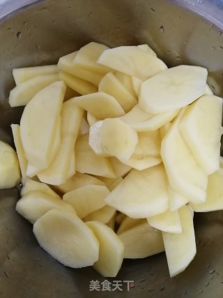 五花肉干锅土豆片的做法步骤：1