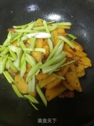 五花肉干锅土豆片的做法步骤：8