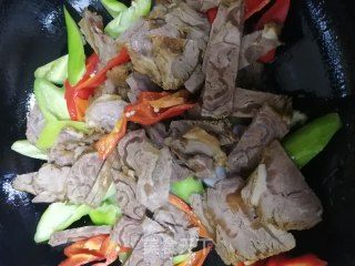双椒炒牛肉的做法步骤：6