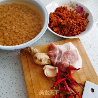 辣菜梗炒萝卜干的做法步骤：1