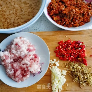 辣菜梗炒萝卜干的做法步骤：2