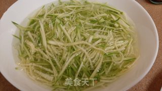 蒜蓉浇汁西葫芦的做法步骤：2