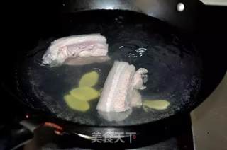 经典回锅肉的做法步骤：1