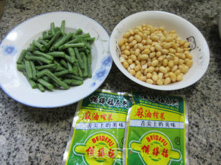 榨菜丝豇豆炒黄豆的做法步骤：1