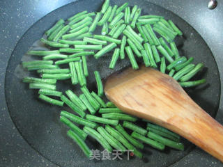 榨菜丝豇豆炒黄豆的做法步骤：2