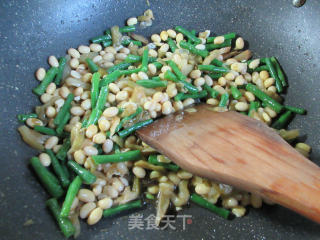 榨菜丝豇豆炒黄豆的做法步骤：6