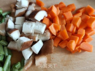 香菇肉丁时蔬卤的做法步骤：3