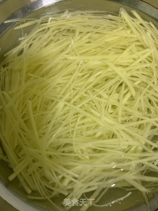 酸辣土豆丝的做法步骤：1