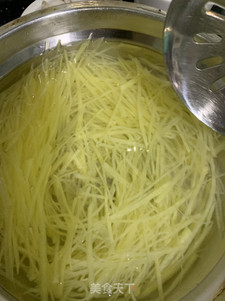酸辣土豆丝的做法步骤：4