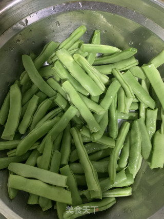 四季豆焖面的做法步骤：1
