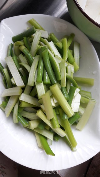 五花肉炒蒜薹的做法步骤：1