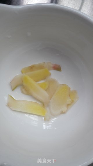 五花肉炒蒜薹的做法步骤：2