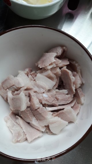 五花肉炒蒜薹的做法步骤：4