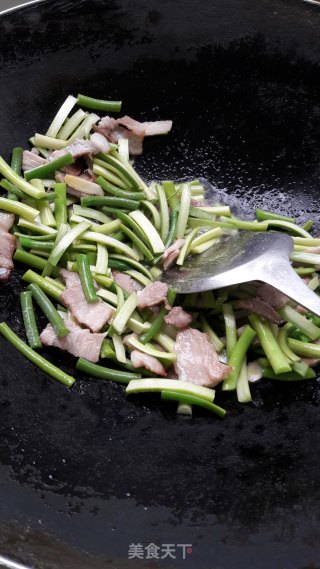 五花肉炒蒜薹的做法步骤：9