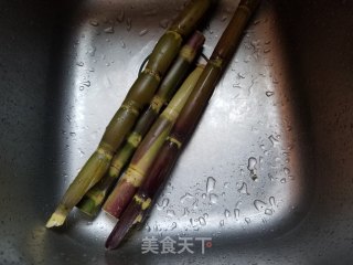 金银花甘蔗水的做法步骤：1