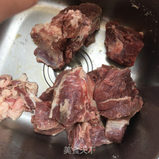 “荤菜”酸豆角卤驴肉的做法步骤：1
