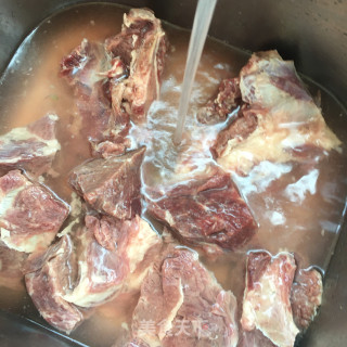 “荤菜”酸豆角卤驴肉的做法步骤：2
