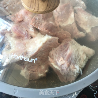“荤菜”酸豆角卤驴肉的做法步骤：4