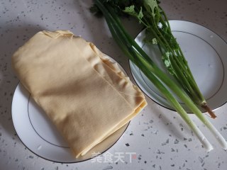 炝拌干豆腐丝的做法步骤：1