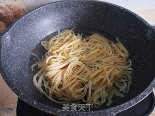 炝拌干豆腐丝的做法步骤：3