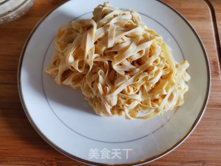 炝拌干豆腐丝的做法步骤：4