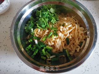 炝拌干豆腐丝的做法步骤：7