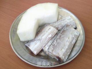 带鱼烧冬瓜的做法步骤：1