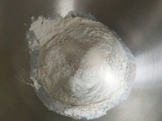 豆沙卷面包的做法步骤：1