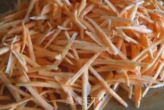 红薯丝饼的做法步骤：1
