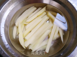 炸薯条的做法步骤：3