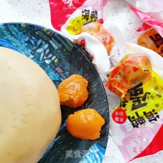 广式莲蓉蛋黄月饼的做法步骤：4