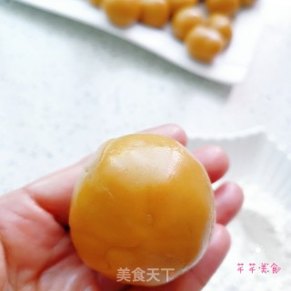 广式莲蓉蛋黄月饼的做法步骤：17