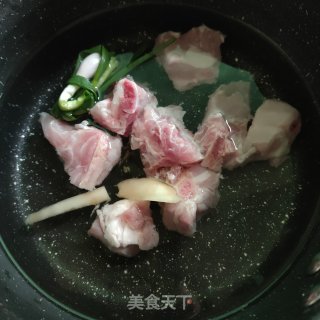 香甜可口鲜美的香菇排骨汤的做法步骤：2
