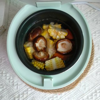 香甜可口鲜美的香菇排骨汤的做法步骤：5