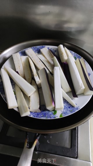 双椒茄子的做法步骤：2
