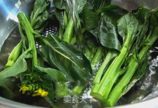 酸辣捞汁菜心的做法步骤：1