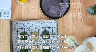 记第一次做广式月饼，新手做甜品，失败了继续来，咸蛋黄的吃不惯，但是莲蓉的味道真不错。的做法步骤：7