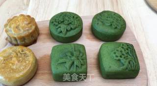 记第一次做广式月饼，新手做甜品，失败了继续来，咸蛋黄的吃不惯，但是莲蓉的味道真不错。的做法步骤：10