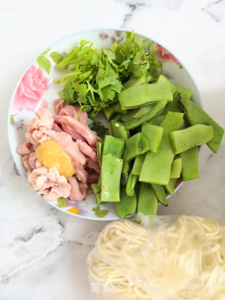 河南人最爱的扁豆肉丝焖面的做法步骤：1