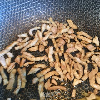 肉丝炒仔姜的做法步骤：3