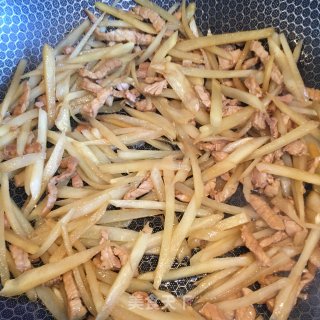 肉丝炒仔姜的做法步骤：4