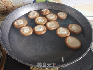香菇扒油菜的做法步骤：1