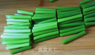 蒜薹肉丝的做法步骤：1
