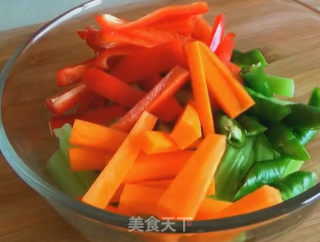 酸爽芹菜胡萝卜条的做法步骤：1