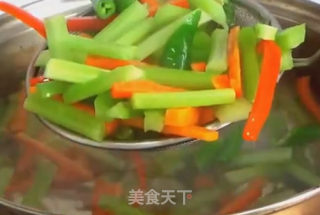 酸爽芹菜胡萝卜条的做法步骤：2