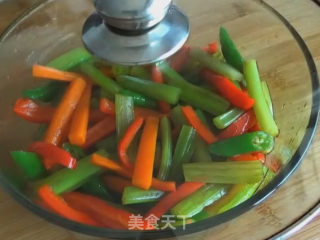 酸爽芹菜胡萝卜条的做法步骤：3