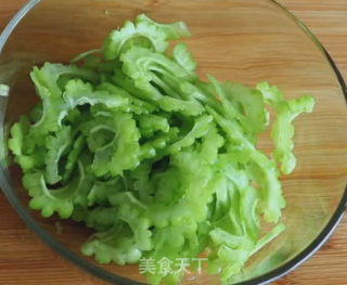 蜂蜜凉瓜的做法步骤：1
