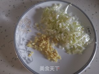 猪肉芹菜馅饺子的做法步骤：1