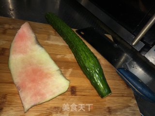 凉拌黄瓜和西瓜皮的做法步骤：1